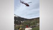Die Air Zermatt steht mit seinem Helikopter im Einsatz, um das Feuer zu löschen.