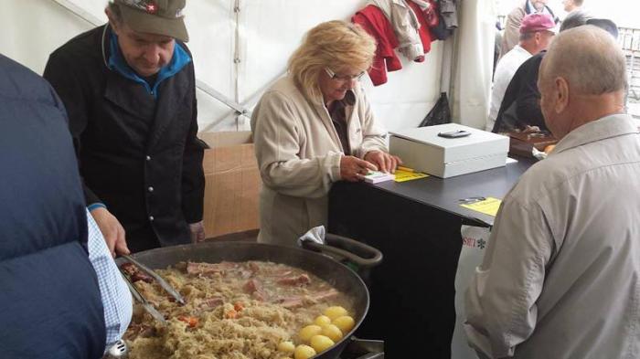 am-foire-de-riddes-wurden-auch-kulinarische-k-stlichkeiten-serviert