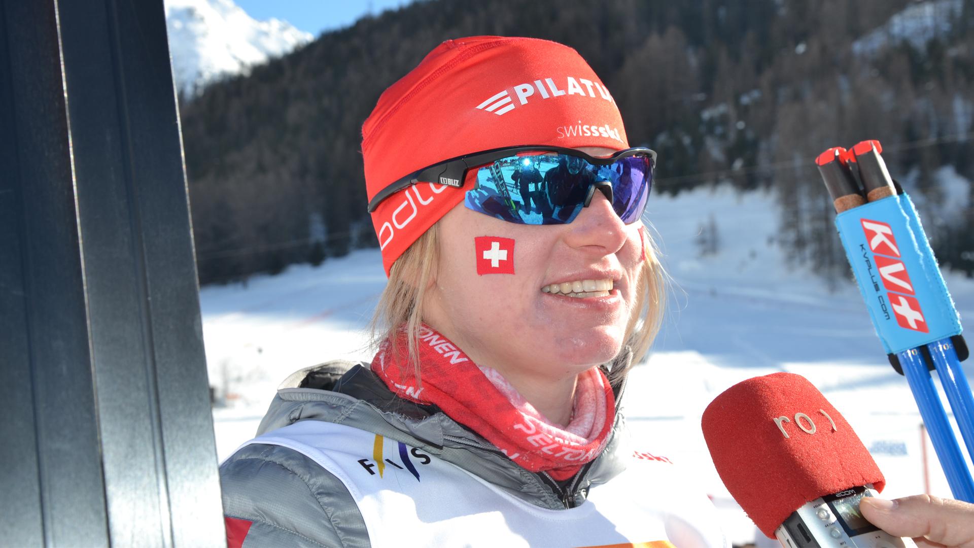 Nadine Fähndrich zeigt nach dem Rennen deutlich ihre Freude über den