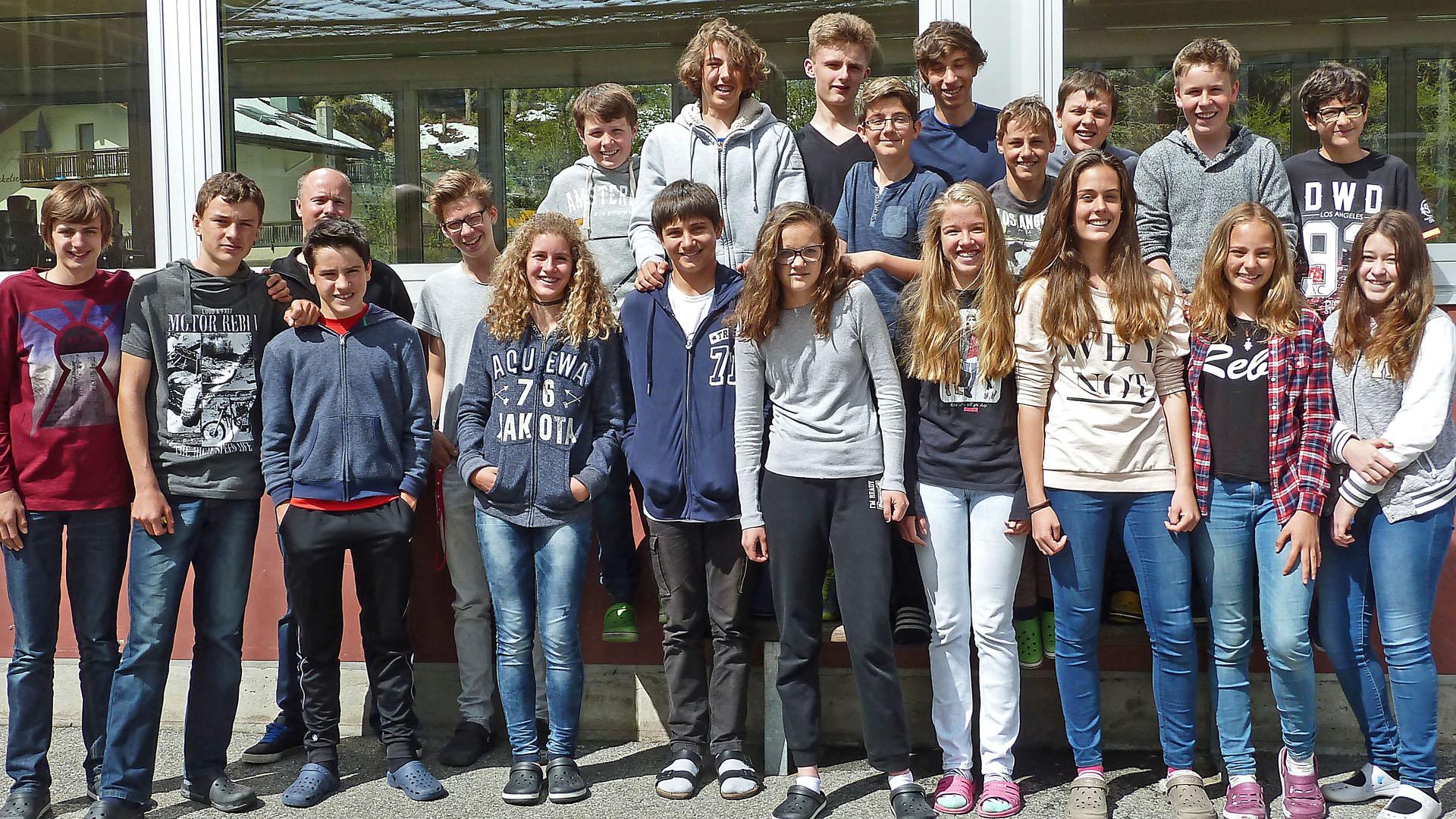die-1-os-1-aus-saas-grund-mit-lehrer-edgar-kalbermatten-setzte-sich