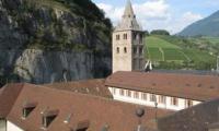 Der Franzose Alain Robert erklomm am Freitagabend den 49 Meter hohen Glockenturm der Abtei St-Maurice.