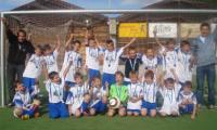 Die Junioren des FC Moosalp Törbel gewinnen den Titel in der Bergdorfmeisterschaft.