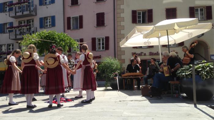 Auch die Kleineren liessen sich von der Hitze nicht vom Tanzen abhalten ...