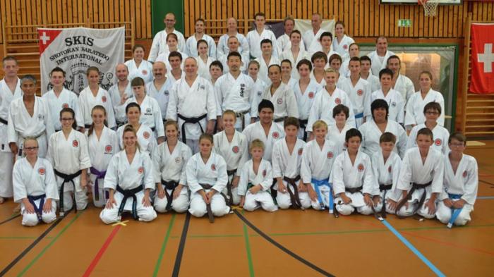 Die Teilnehmer der beiden Karateclubs Yamato Gampel und Visp-Tärbinu im ...