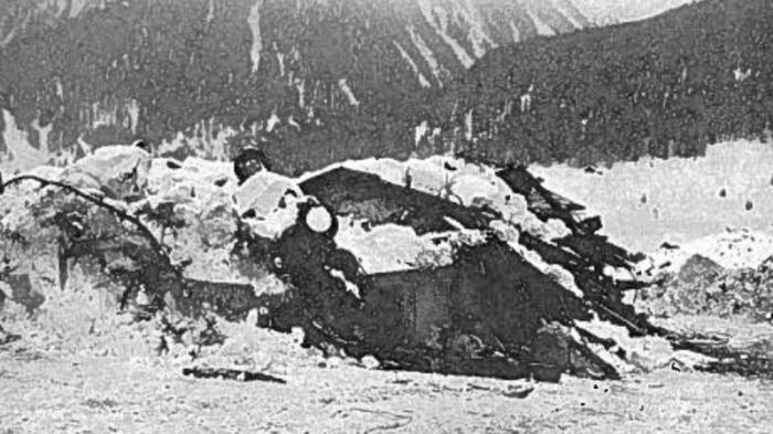 Zerstörtes Wohnhaus, auf dem das Dach eines benachbarten Gebäudes liegt ...